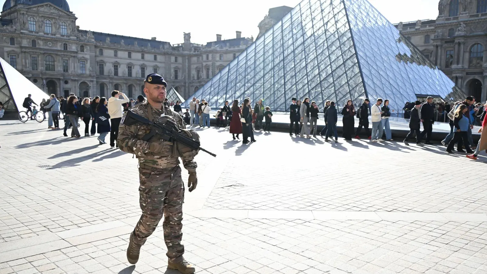 Frankreichs Kulturministerin sagt noch in diesem Jahr neue Sicherheitsmaßnahmen für das Louvre-Museum zu. (Archivbild) (Foto: Emma Da Silva/AP/dpa)