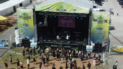Das erste Moos Meadow Festival in Feuchtwangen ist am vergangenen Wochenende auf der Mooswiese über die Bühne gegangen. Angesichts von Störungen aufgrund der Lautstärke wollen Stadtspitze und Veranstalter jetzt nach einem alternativen Standort suchen. (Foto: Karsten Böhm)