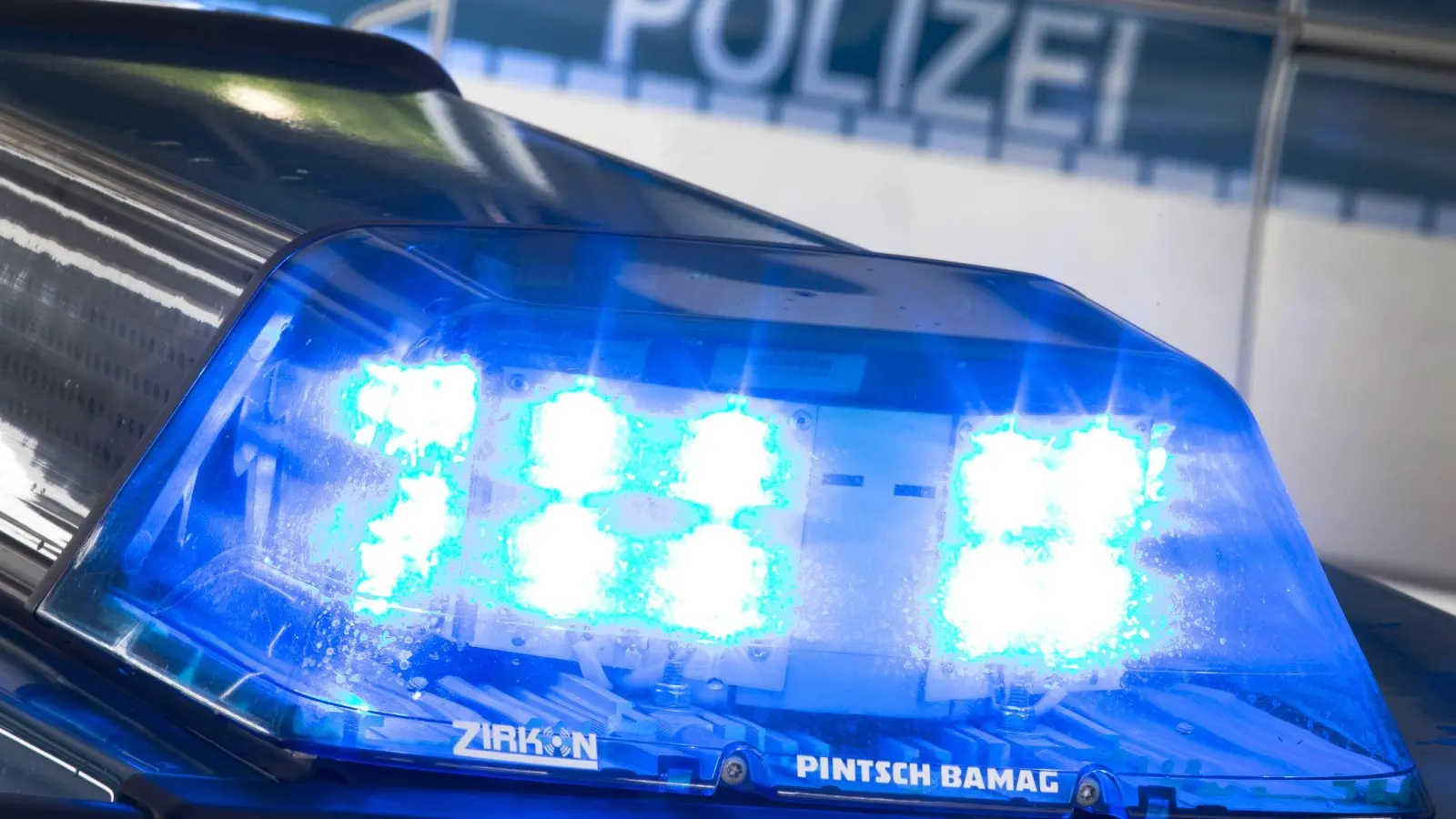 Leuchtendes Blaulicht auf dem Dach eines Polizeiwagens. (Foto: Friso Gentsch/dpa)