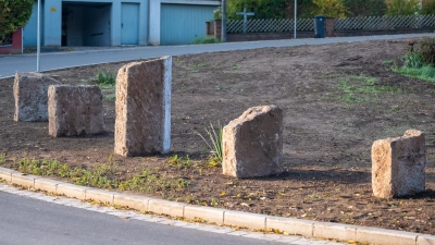 Diese fünf Steine waren den Arbeiten an der Bahnhofstraße gefunden wurden. Sie hatten früher einmal einen alten Kanal abgedeckt. (Foto: Mirko Fryska)