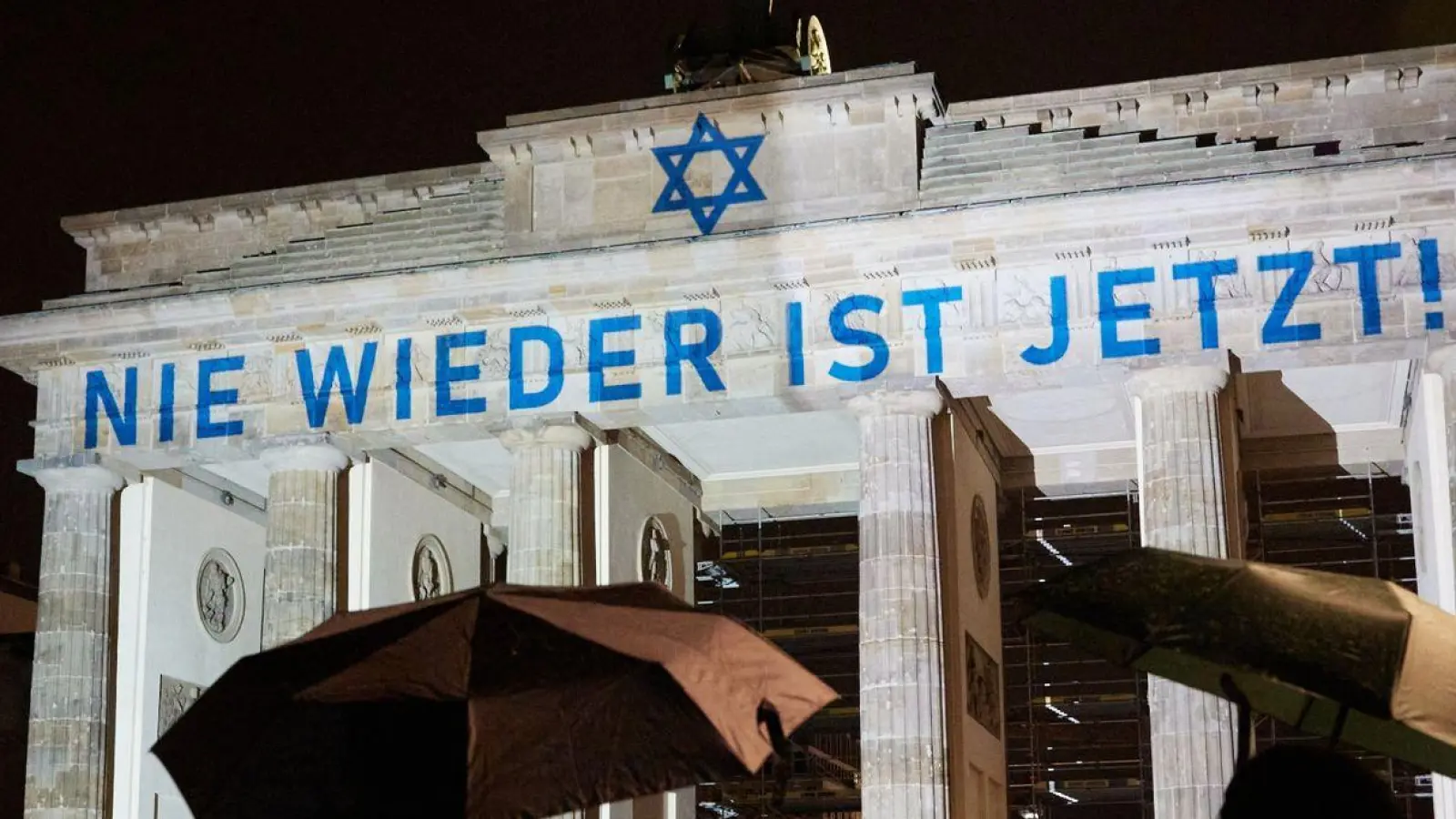 Der Schriftzug „Nie wieder ist jetzt“ wird zum 85. Jahrestag der Pogromnacht an das Brandenburger Tor projiziert (Archivbild). (Foto: Jörg Carstensen/dpa)
