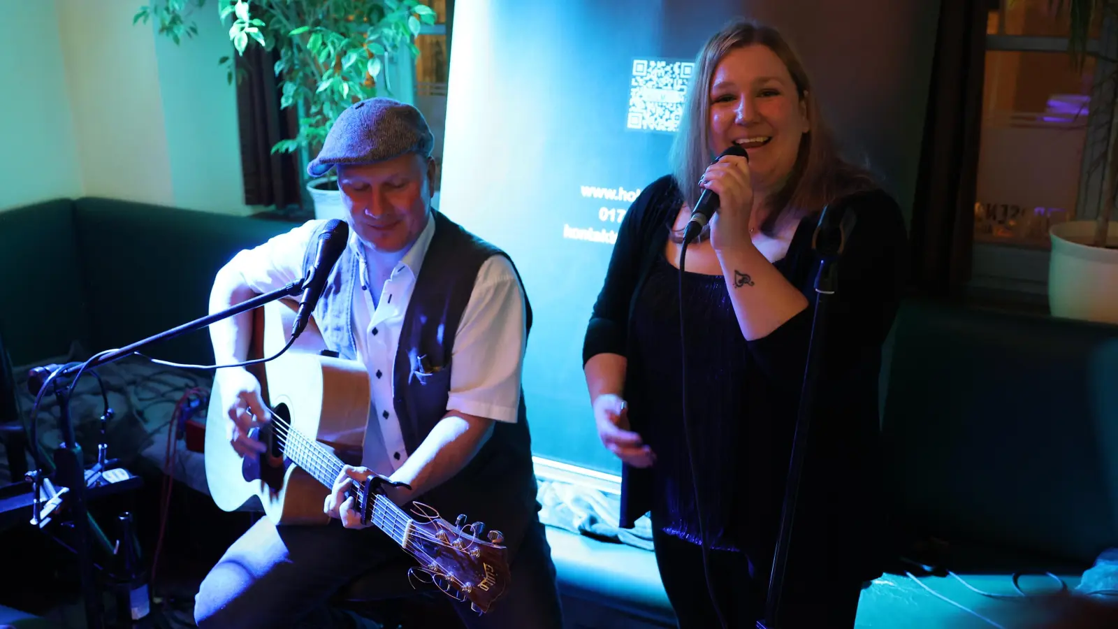 Beschaulicher war es im Café Rosenbad, wo „Holm &amp; Tamara” zwischen den Bänken und Tischen bekannte Refrains schmetterten. (Foto: Zeynel Dönmez)