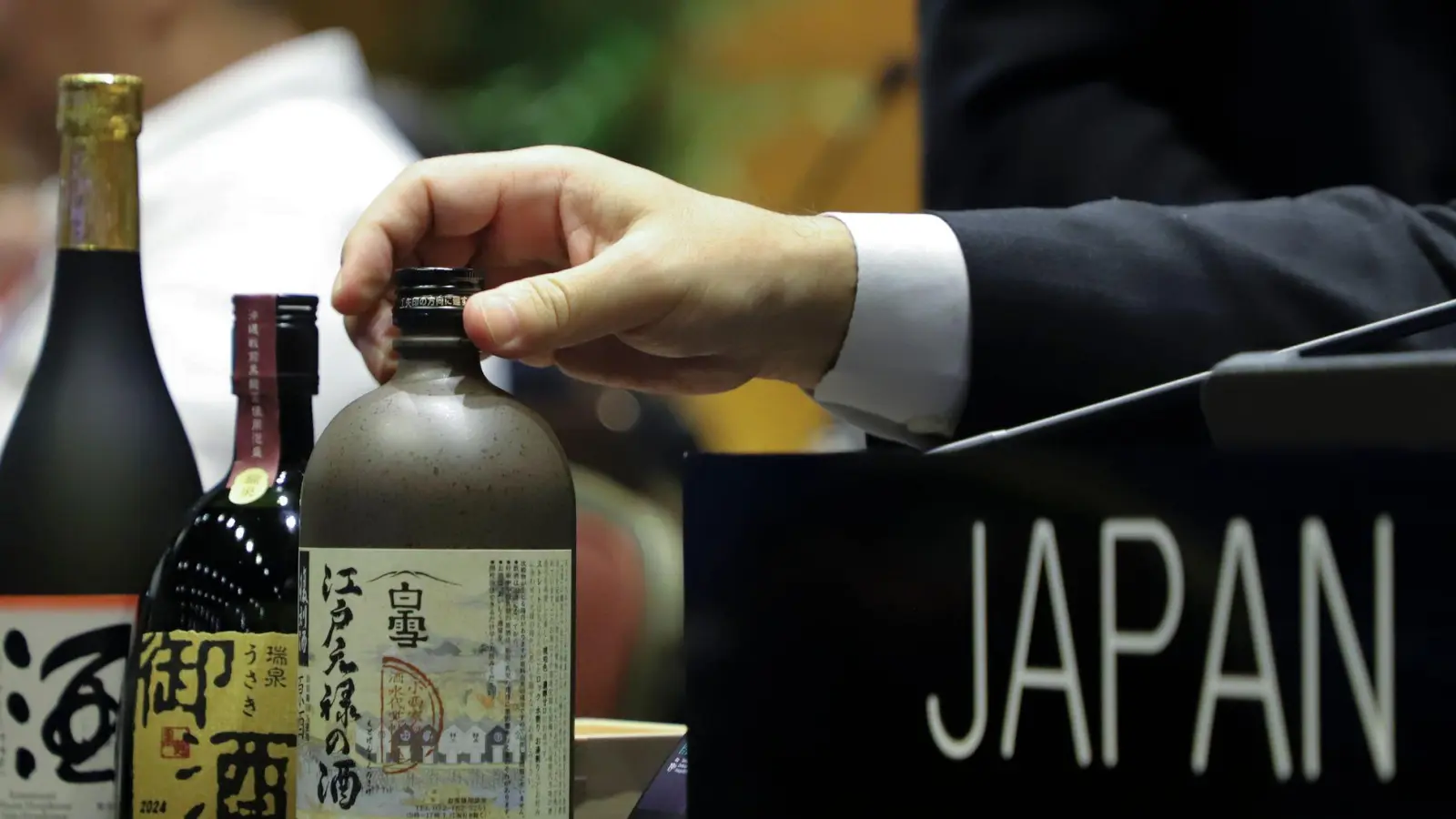 Japanischer Sake auf dem Tisch der japanischen Delegation während der Unesco-Welterbekonferenz in Asunción. (Foto: Marta Escurra/AP)