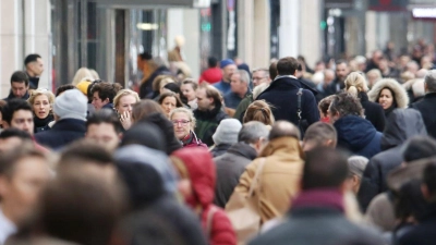 In Deutschland lebten laut Zensus 2022 am 15. Mai 82,7 Millionen Menschen (Symbolbild). (Foto: Martin Gerten/dpa)