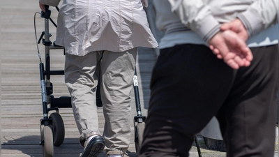 Die Abschaffung der „Rente mit 63“ - die faktisch derzeit ohnehin erst mit 64,5 Jahren verfügbar ist - gehört zum umfassenden Gesamtkonzept einer Rentenkommission. (Symbolbild) (Foto: Stefan Sauer/dpa)