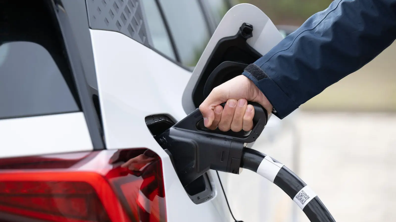 Das Geld für die Elektroauto-Förderung wird laut Bundesumweltminister Carsten Schneider (SPD) noch eine Weile reichen (Symbolbild). (Foto: Sebastian Kahnert/dpa/dpa-tmn)
