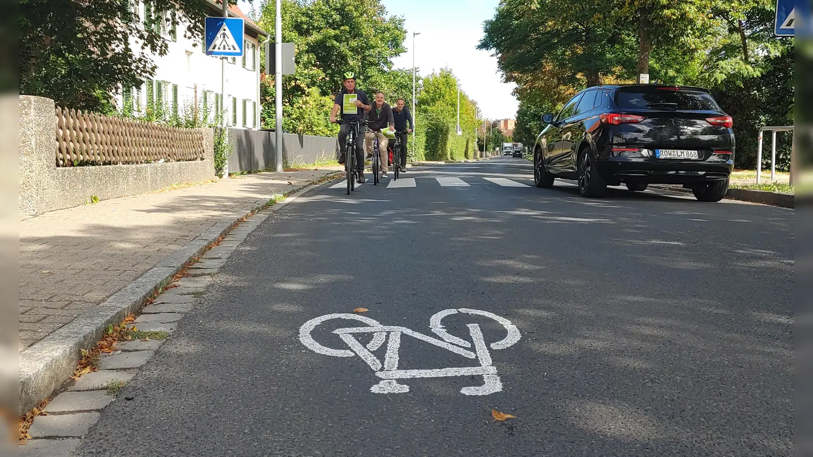 Piktogramme, wie hier im Westring in Bad Windsheim, reichen der Initiative „Rad Windsheim” nicht. Für einen Schutzstreifen für Radler reicht die Fahrbahnbreite im Westring nicht aus, in der Illesheimer Straße, in der Nürnberger Straße, am Schießwasen und in der Schützenstraße wäre das aber möglich. (Foto: Katrin Merklein)