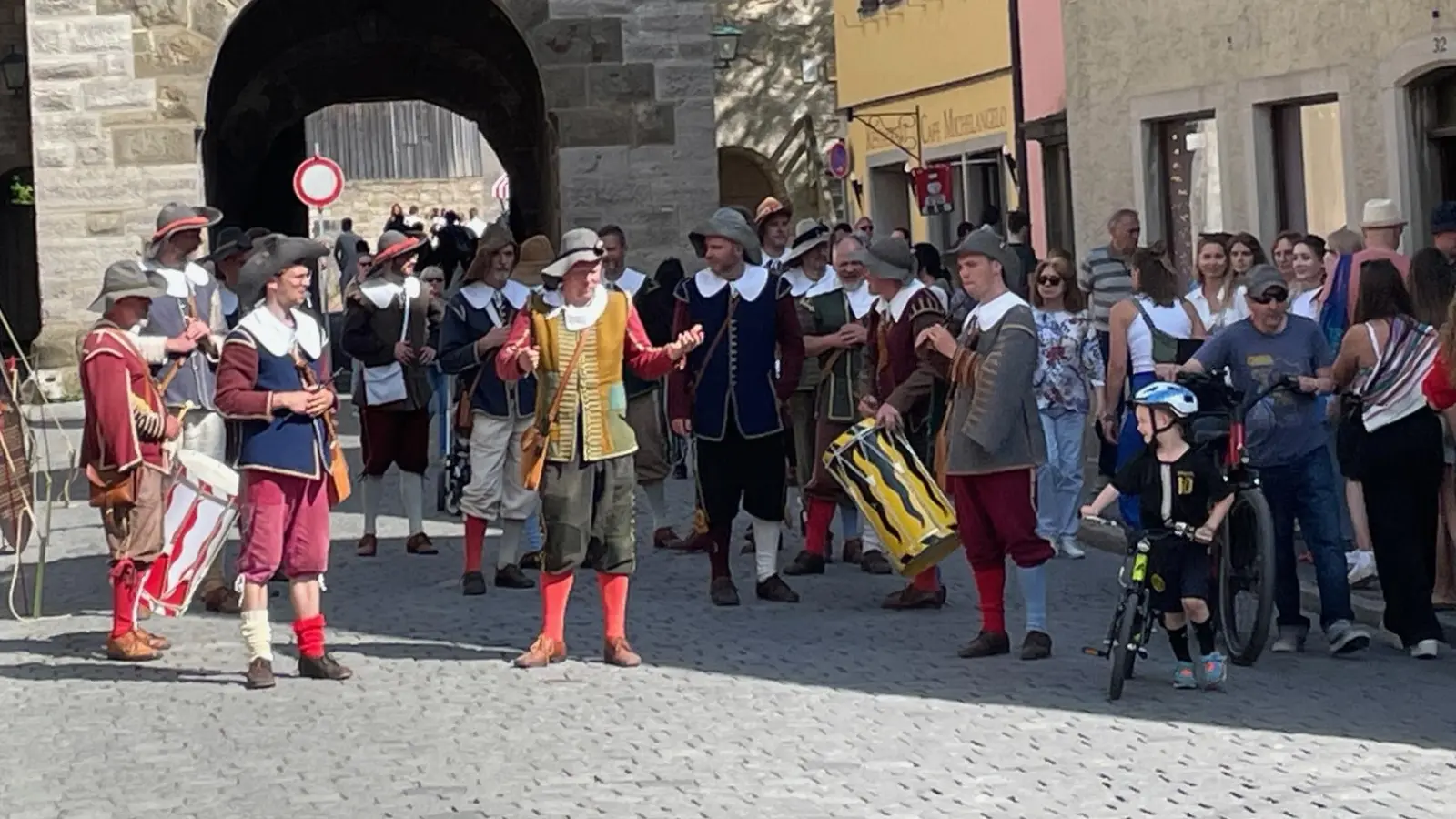 Zweiter Tag bei den Pfingsfestspielen in Rothenburg. Bei bestem Wetter gibt es überall in der Stadt mittelalterliches Treiben zu bewundern. (Foto: Gerhard Krämer)