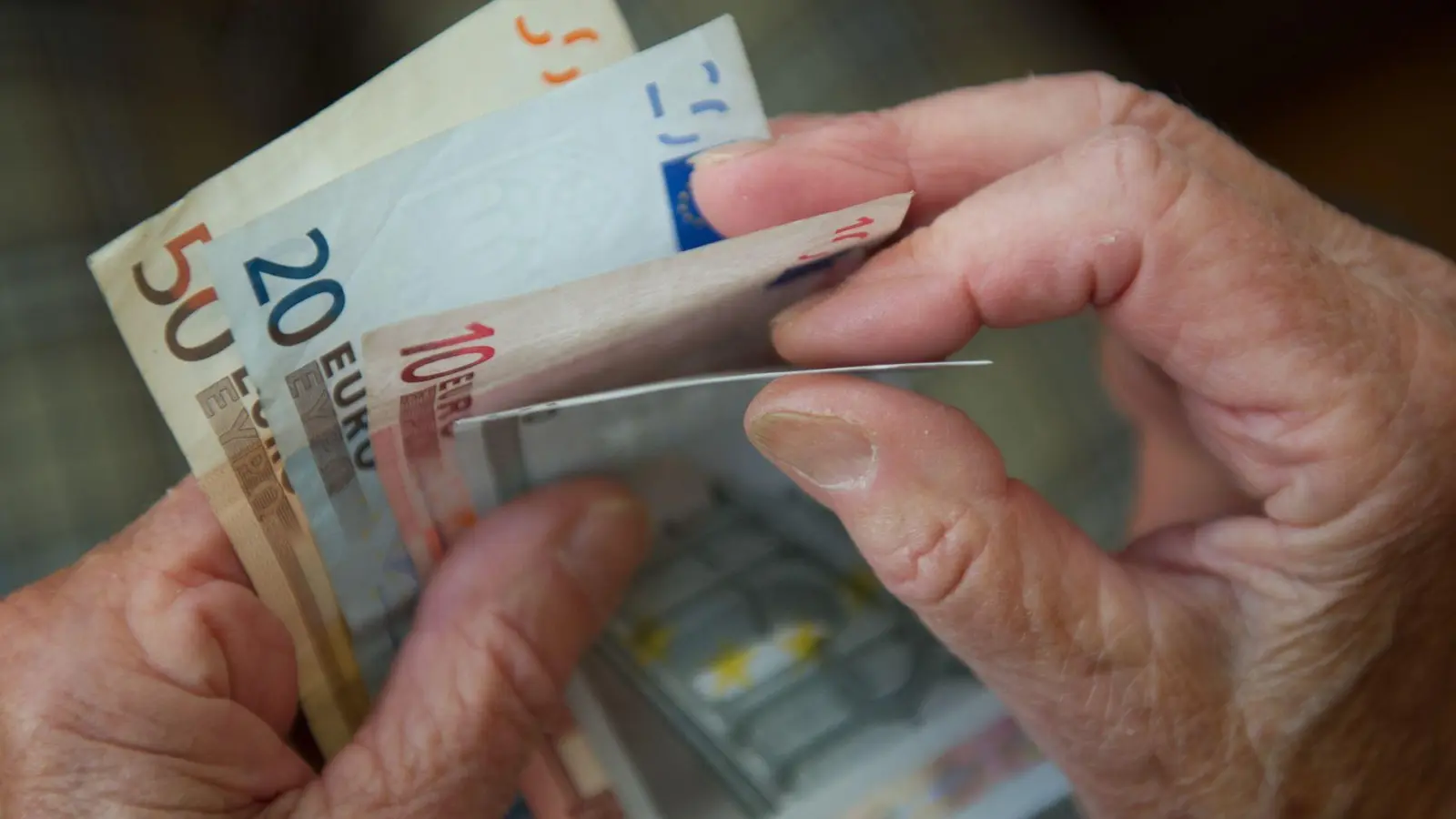 Ab 1. Juli gibt es für Rentnerinnen und Rentner mehr Geld. Doch die Zahlung kommt nicht bei allen gleichzeitig an. (Foto: Marijan Murat/dpa/dpa-tmn)