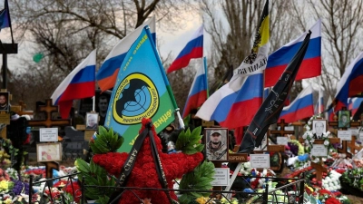 Gräber russischer Soldaten, die in der Ukraine getötet wurden, auf einem Friedhof in der russischen Region Wolgograd. (Foto: AP/dpa)