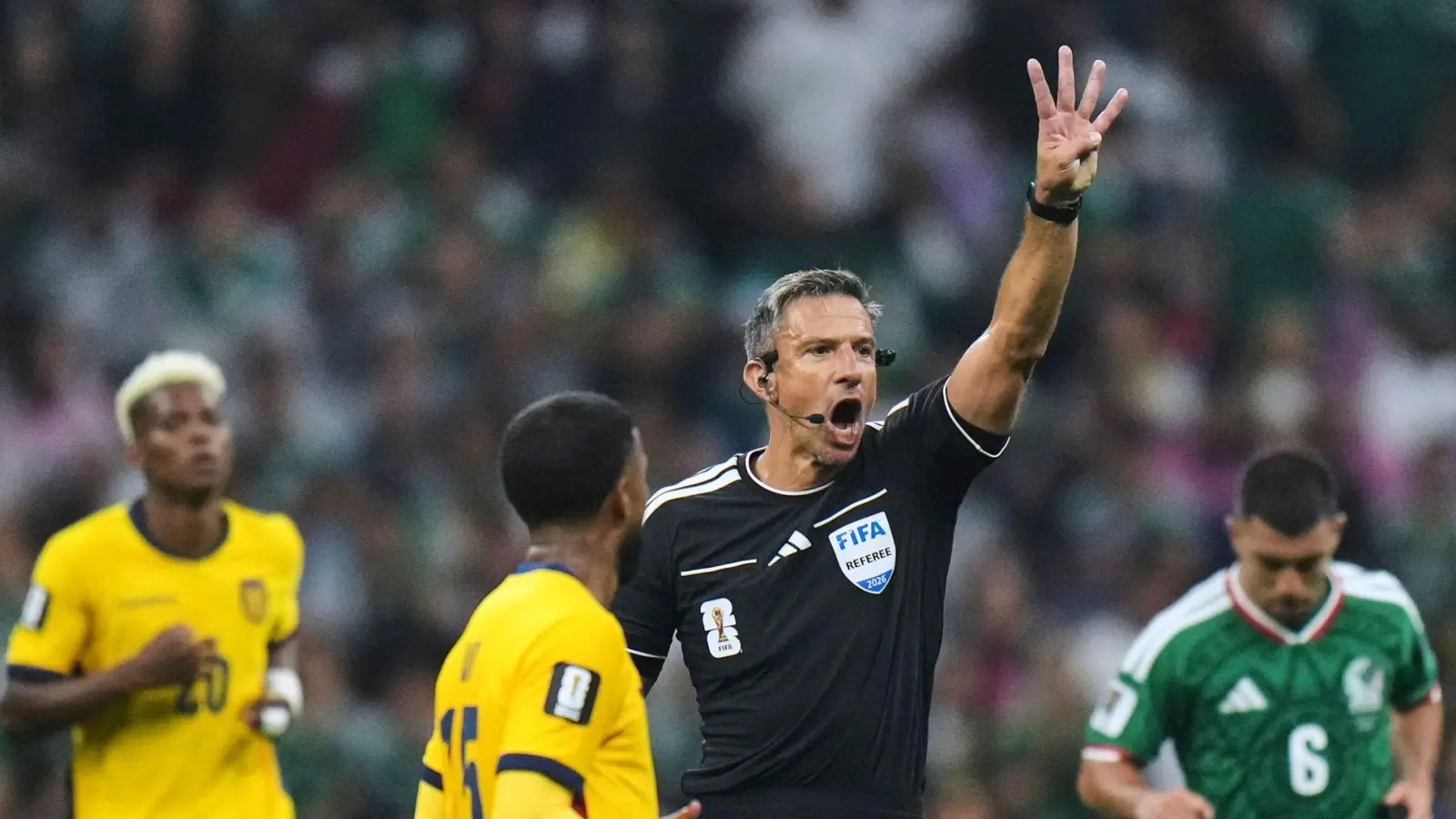 Wie bei der WM: Schiedsrichter dürfen bei verzögerten Einwürfen oder Abstößen künftig einen 5-Sekunden-Countdown starten. (Archivbild) (Foto: Eduardo Verdugo/AP/dpa)