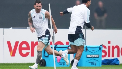 Lionel Messi konnte das Abschlusstraining mit seinen Kollegen absolvieren - Spanien sagte die letzte Einheit wegen des Gewitters ab. (Foto: Abbie Parr/AP/dpa)