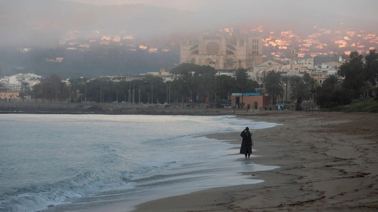 Wie wärs mal mit Urlaub an einem ruhigen, ereignislosen Ort? (Symbolbild) (Foto: Clara Margais/dpa)