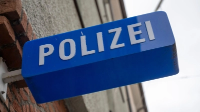 Der Betrüger konnte unerkannt flüchten, die Polizei bittet um Hinweise. (Symbolbild)  (Foto: Peter Kneffel/dpa)