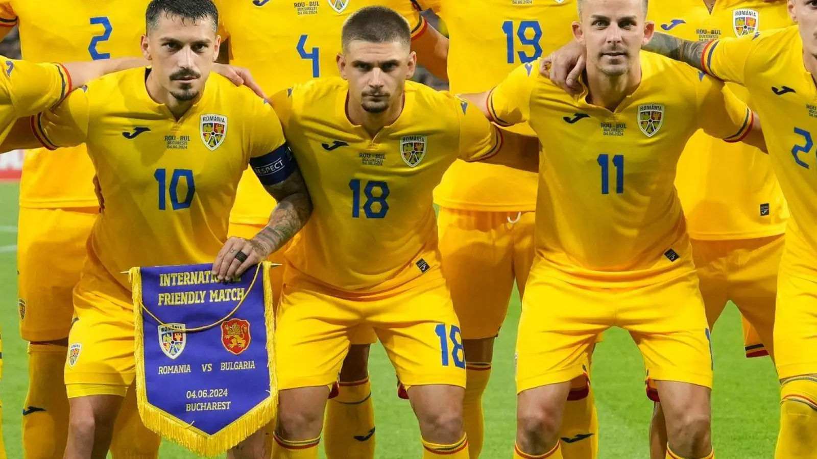 Rumänische Spieler posieren vor einem internationalen Freundschaftsspiel zwischen Rumänien und Bulgarien im Steaua-Stadion in Bukarest. Das rumänische Team startet an diesem Dienstag in Würzburg. (Foto: Andreea Alexandru/AP/dpa)