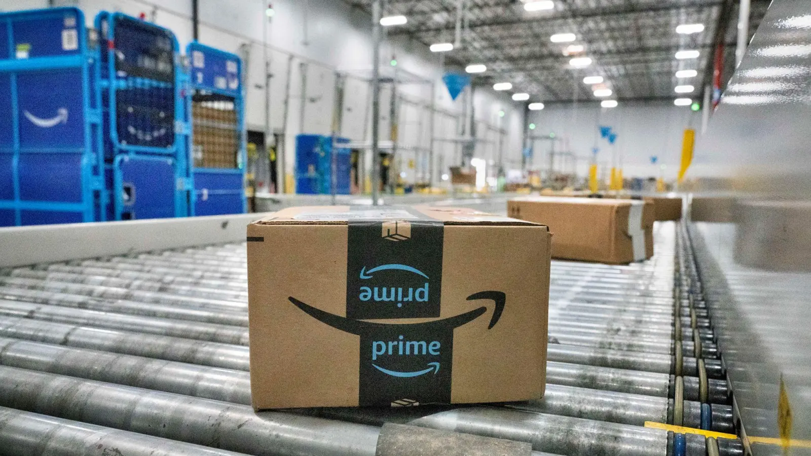 Amazon rechnet damit, dass der starke Dollar den Umsatz im laufenden Quartal drücken wird. (Archivbild) (Foto: Richard Vogel/AP/dpa)