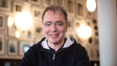 David Safier ist unter anderem für die „Miss Merkel“-Krimis bekannt. (Archivbild) (Foto: Sina Schuldt/dpa)