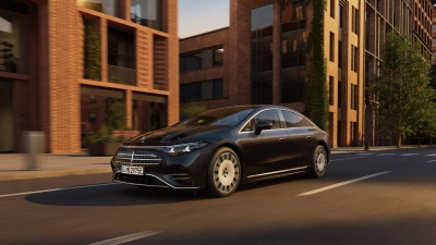 Sehen Sie es? Auf der Motorhaube des neuen EQS strahlt der klassische Mercedes-Stern. (Foto: Mercedes-Benz AG/dpa-tmn)