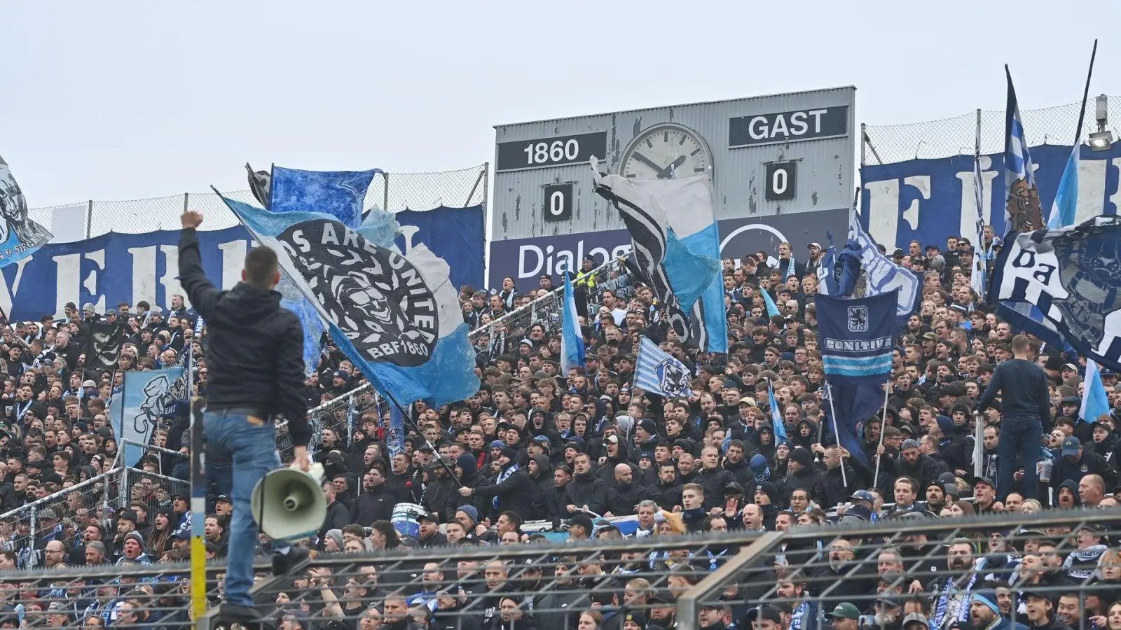 Können die „Löwen“-Fans am Freitagabend im Topspiel jubeln? (Archivbild) (Foto: Frank Hoermann / SVEN SIMON/dpa)