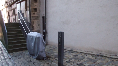 Über einen Treppenplattformlift ist Feuchtwangens Stadthalle seit vergangenem Jahr barrierefrei zugänglich. Echte Barrierefreiheit wäre allerdings erst dann erreicht, wenn es auf Saalebene eine Toilette geben würde. (Foto: Jasmin Kiendl)