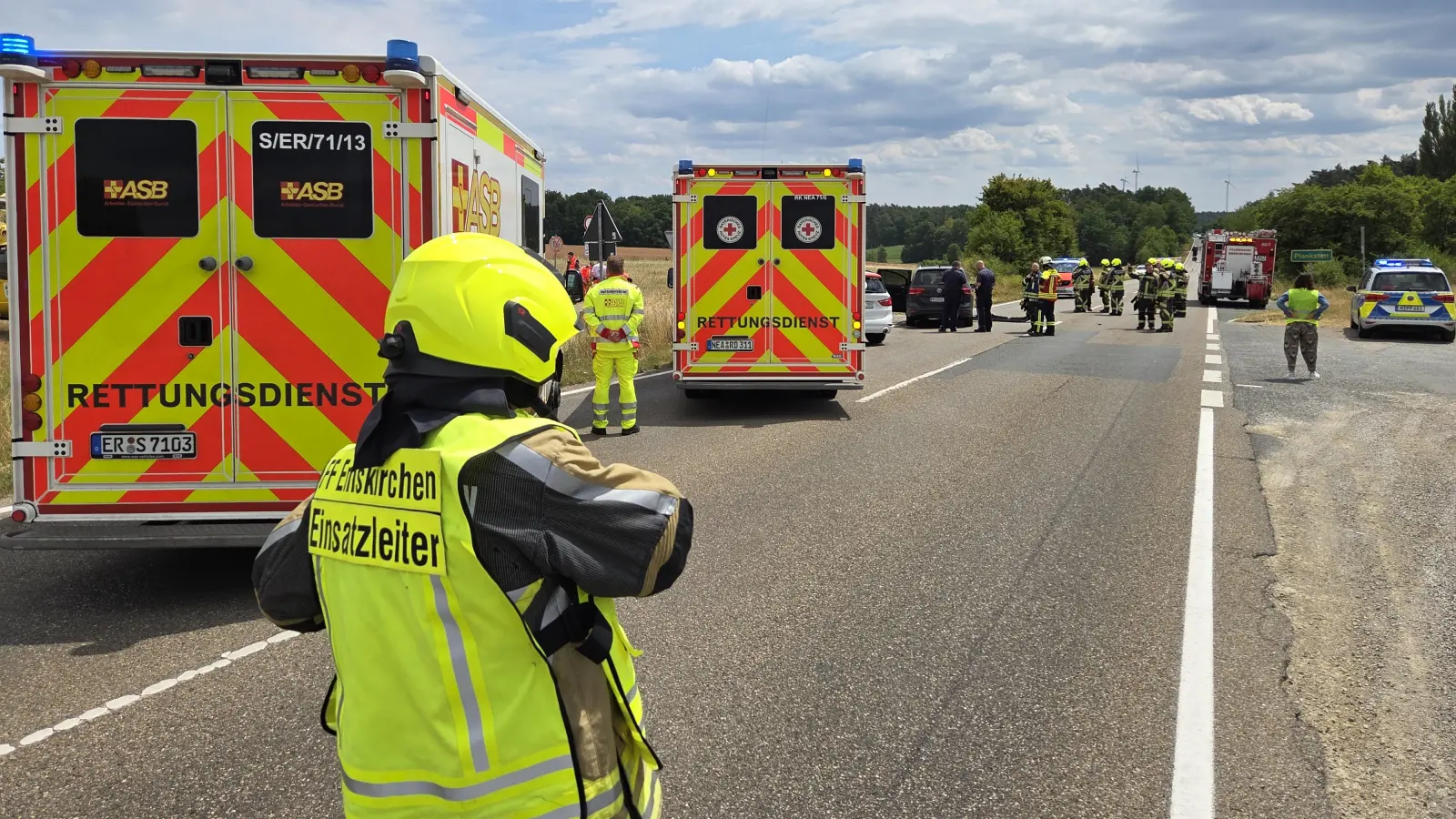 Auf der Bundesstraße 8 kam es zur Kollision, weil ein Auto überholt wurde, während es links abbog. (Foto: Kreisfeuerwehrverband/Rainer Weiskirchen)