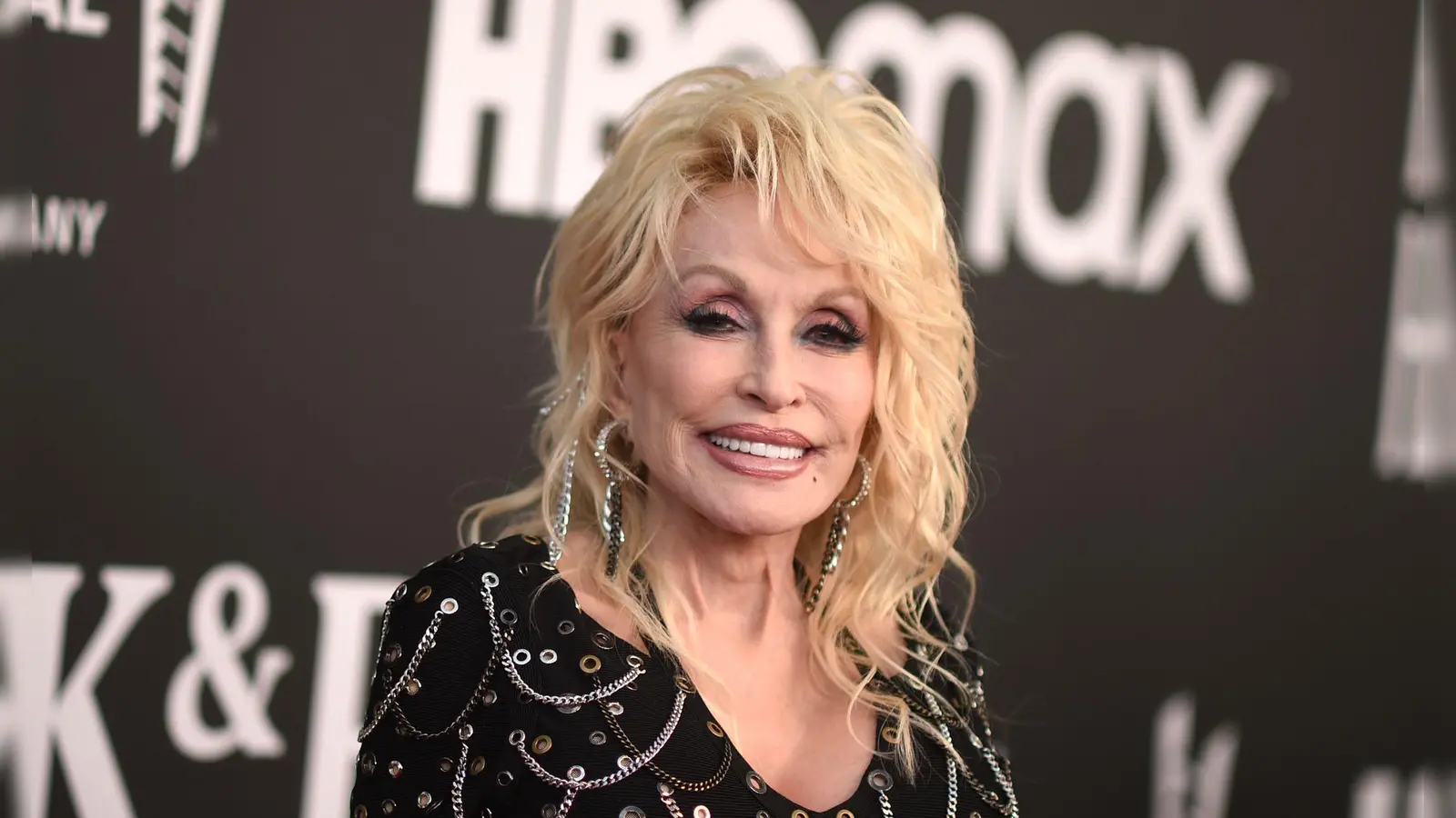 Dolly Parton musste im September einige Konzerte verschieben. (Archivbild) (Foto: Richard Shotwell/Invision via AP/dpa)