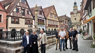 Die Sanierung des Röderbrunnens passte ins Profil der Messerschmitt-Stiftung. Das neben dem Bauwerk entstandene Foto zeigt deren Ratsvorsitzenden Dr. Hans Heinrich von Srbik (Dritter von links), dessen Tochter Marie-Therese von Srbik und OB Dr. Markus Naser (links) mit Vertretern des Rathauses und beteiligter Fachfirmen. (Foto: Jürgen Binder)