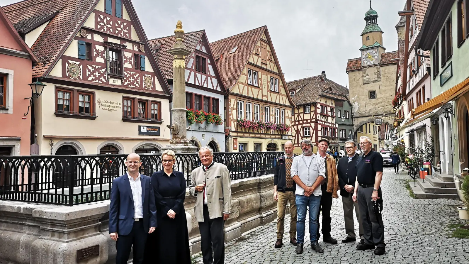Die Sanierung des Röderbrunnens passte ins Profil der Messerschmitt-Stiftung. Das neben dem Bauwerk entstandene Foto zeigt deren Ratsvorsitzenden Dr. Hans Heinrich von Srbik (Dritter von links), dessen Tochter Marie-Therese von Srbik und OB Dr. Markus Naser (links) mit Vertretern des Rathauses und beteiligter Fachfirmen. (Foto: Jürgen Binder)
