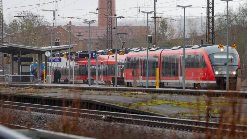 Derzeit verkehrt der Zug zwischen Neustadt und Steinach bei Rothenburg noch als RB. Künftig könnte die Strecke ins Nürnberger S-Bahn-Netz aufgenommen werden.  (Foto: Mirko Fryska)