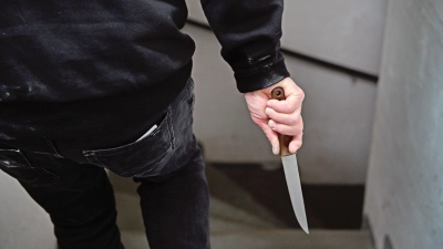 Die Beamten konnten die Waffe – ein Einhandmesser – später sicherstellen. (Symbolbild: Anna Beigel)