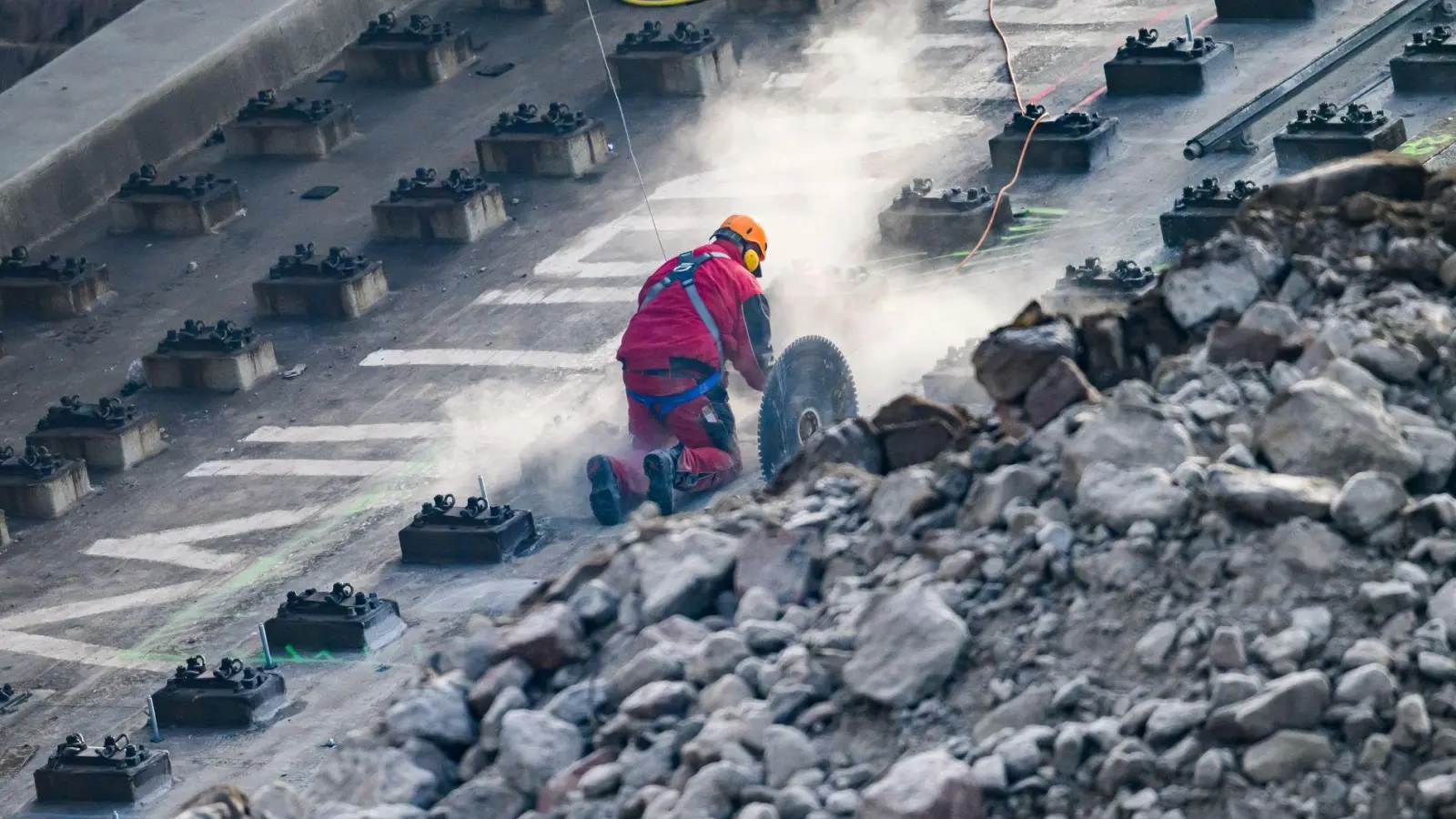 Wer einmal neben einer Baustelle gewohnt hat, weiß, wie laut Bauarbeiten sein können. Die Auflagen zum Lärmschutz sollen in Bayern aber weiter gesenkt werden. (Illustration) (Foto: Robert Michael/dpa)