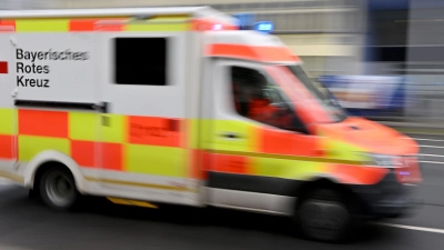 Der 18-Jährige wurde mit dem Rettungswagen ins Krankenhaus gebracht. (Symbolbild) (Foto: Peter Kneffel/dpa)