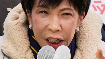 Japans neue Regierungschefin Takaichi hat einen haushohen Wahlsieg errungen.    (Foto: Eugene Hoshiko/AP/dpa)