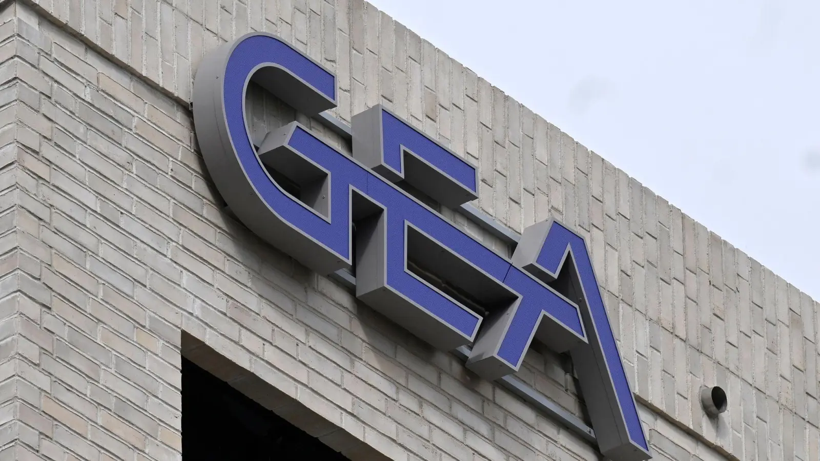 Gea-Logo am Düsseldorfer Unternehmenssitz (Archivbild) (Foto: Roberto Pfeil/dpa)