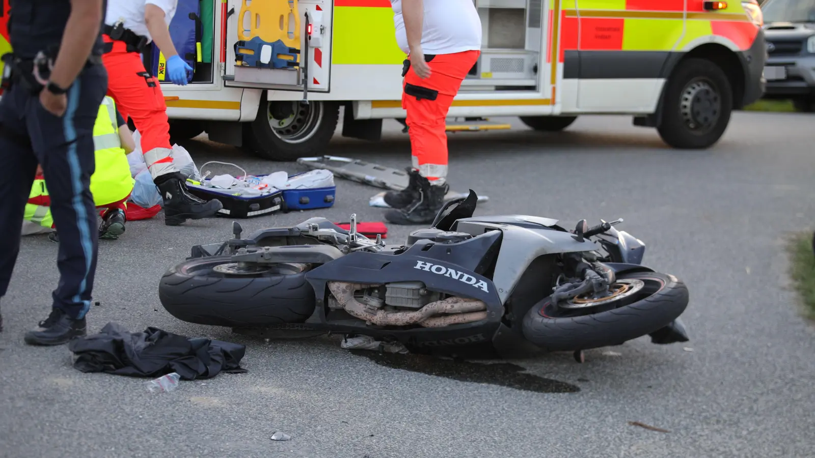 Der Motorradfahrer kam „mit diversen Verletzungen”, wie sich die Polizei ausdrückt, ins Klinikum Nürnberg Süd (Foto: NEWS5 / Markus Zahn)