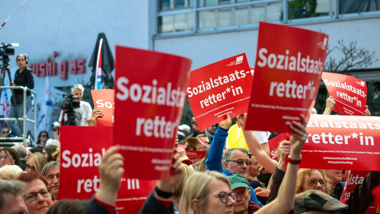Wie bereits am 1. Mai soll Nürnberg am 26. September wieder Schauplatz für eine DGB-Kundgebung für mehr Arbeitnehmerrechte werden. (Archivbild) (Foto: Pia Bayer/dpa)
