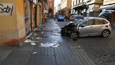 Im norditalienischen Modena fuhr ein Auto in eine Menschenmenge.  (Foto: Uncredited/LaPresse/AP/dpa)