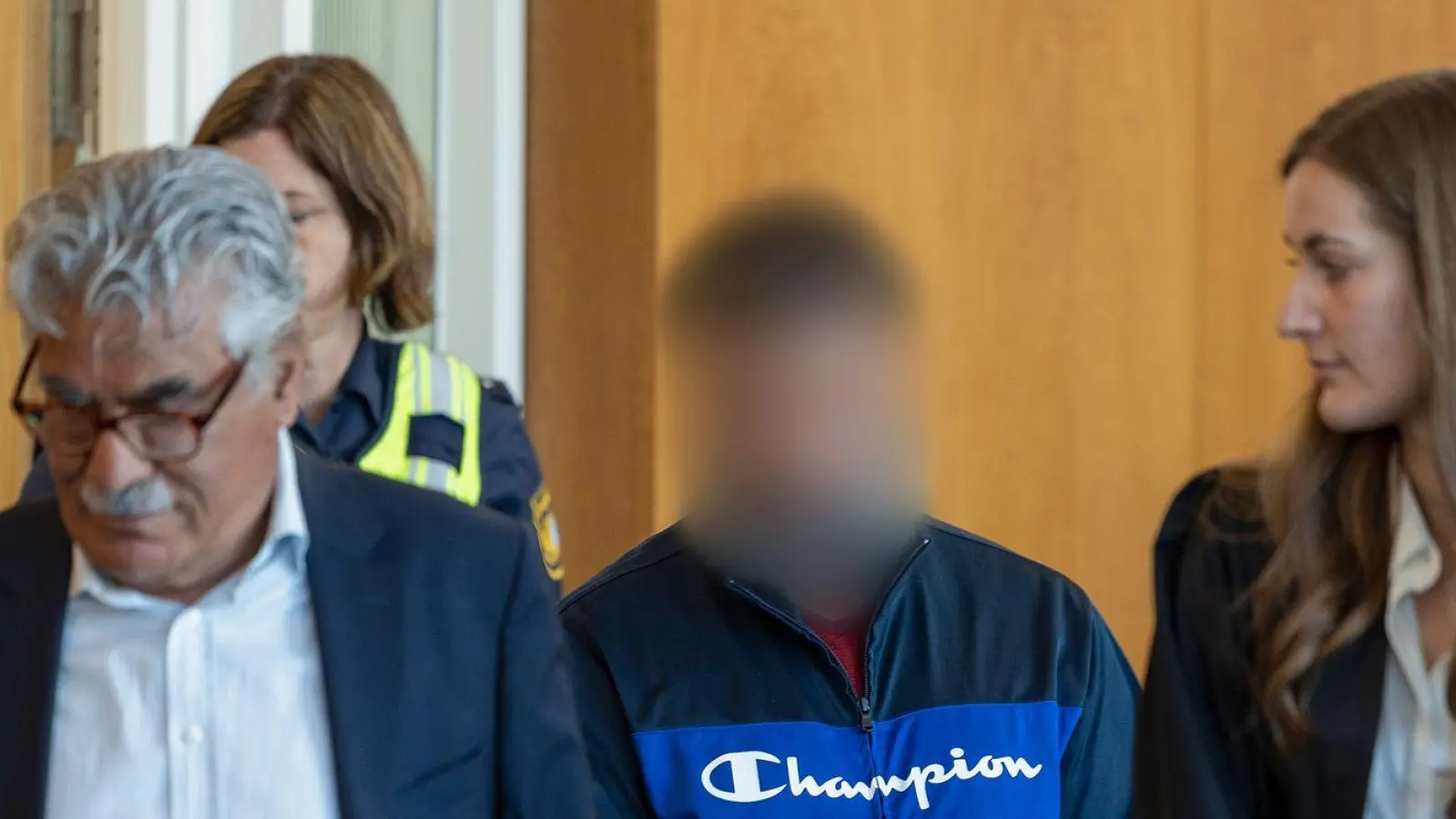 Der Prozess vorm Landgericht Würzburg findet mit Übersetzer (links) statt. (Foto: Heiko Becker/dpa)