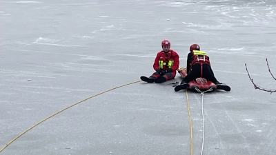 Aufgrund der Witterung war Anfang 2025 eine Eisschlittenübung an den Wöhrweihern möglich, was für die teilnehmenden Mitglieder der Wasserwacht-Ortsgruppe Feuchtwangen eine besondere Praxiserfahrung bedeutete. (Foto: Wasserwacht Feuchtwangen)