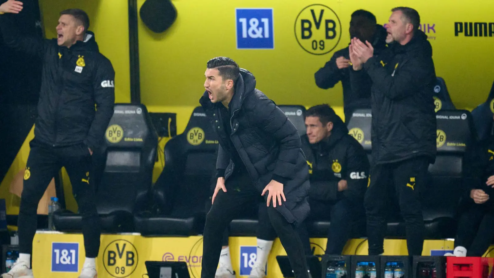 Trainer Nuri Sahin ist unzufrieden und macht seinem Team vor dem Spiel in Wolfsburg klare Ansagen. (Foto: Bernd Thissen/dpa)