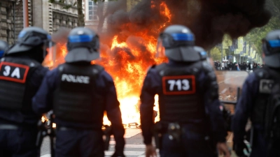 Bei den Protesten an französischen Gymnasien kam es zu zahlreichen Sachbeschädigungen und Festnahmen. (Foto: Jean-Francois Badias/AP/dpa)
