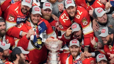 Im entscheidenden siebten Spiel des diesjährigen Stanley Cups unterlagen die Edmonton Oilers den Florida Panthers 1:2. (Foto: Rebecca Blackwell/AP/dpa)