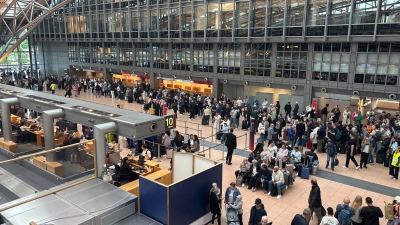 Zahlreiche Menschen stehen im Terminal des Hamburger Flughafens. (Foto: Frank Molter/dpa)