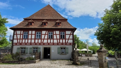 Das Gasthaus Zur Krone steht im Eingangsbereich des Freilandmuseums. Es ist eines von drei Gasthäusern auf dem Museumsgelände. Seitens des Bezirks gibt es Überlegungen, die Gastronomie neu aufzustellen. (Foto: Nina Daebel)