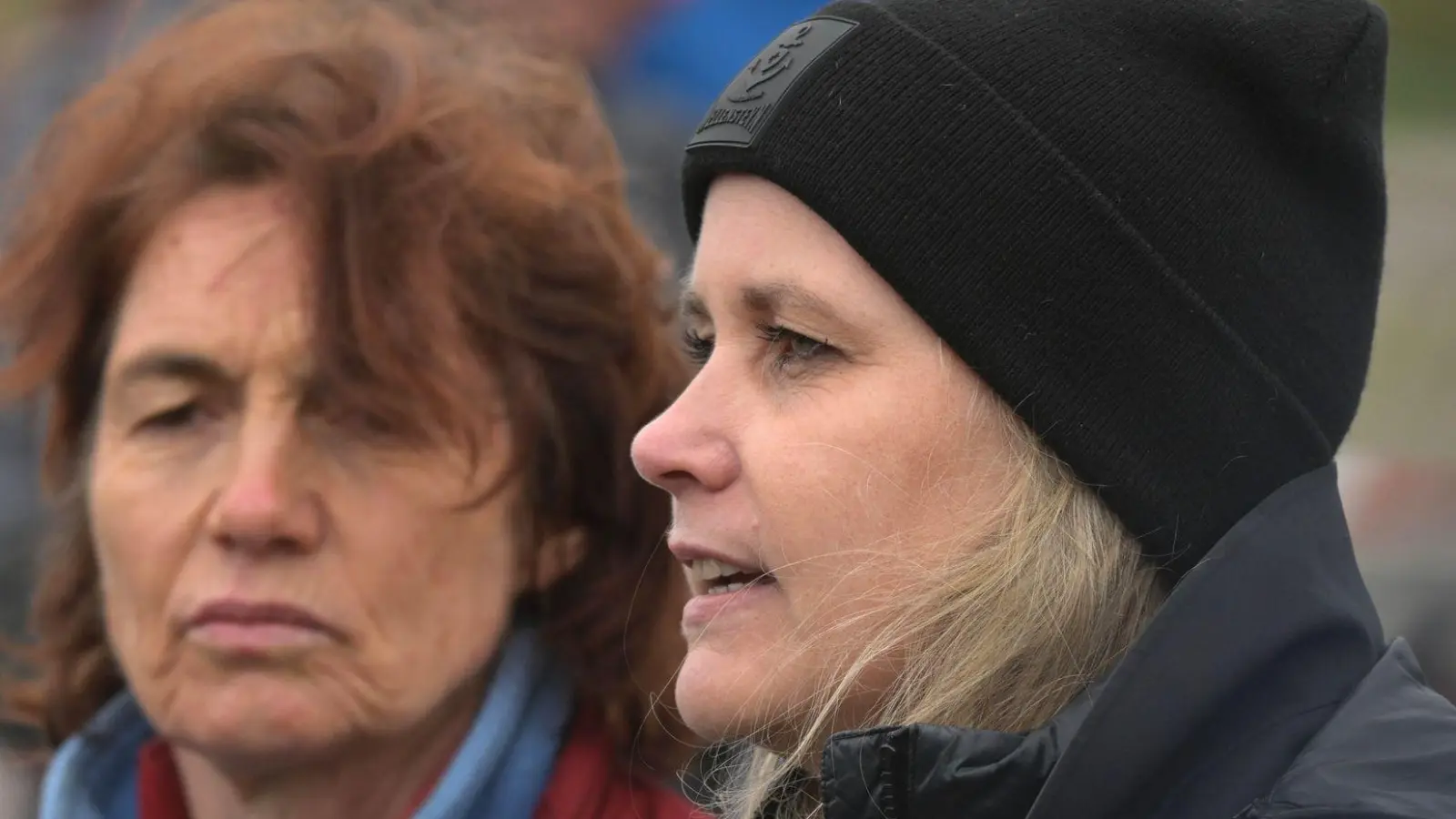 Constanze von der Meden von der privaten Rettungsinitiative für den gestrandeten Wal in der Ostsee sagt, es gibt einen Plan B für den Fall, dass der Wal sich selbst freischwimmt. (Foto: Stefan Sauer/dpa)