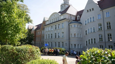 Einsatzkräfte der Feuerwehr auf dem Schulhof der Grund- und Oberschule. (Foto: Sebastian Kahnert/dpa)