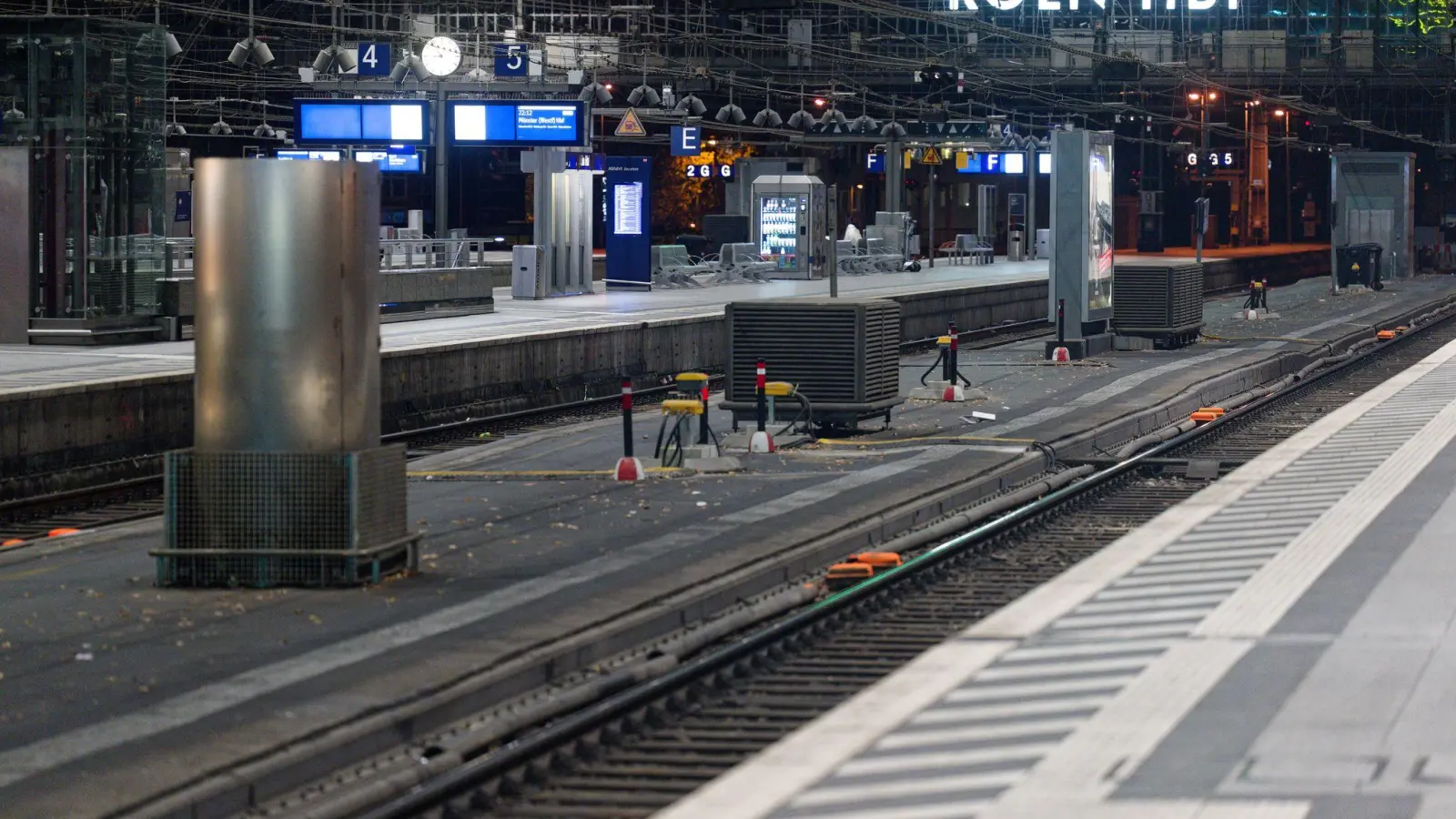 So leer wie zuletzt im Corona-Lockdown: Der Kölner Hauptbahnhof während der Sperrung. (Archivbild) (Foto: Henning Kaiser/dpa)