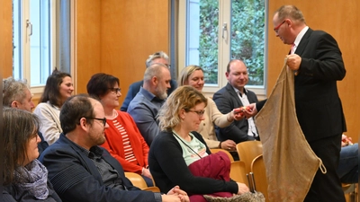 Für die Schöffen, die sich im Sitzungssaal eingefunden hatten, hatte Amtsgerichtsdirektor Friedrich Weitner (rechts) eine vorweihnachtliche Gabe mitgebracht. (Foto: Judith Marschall)