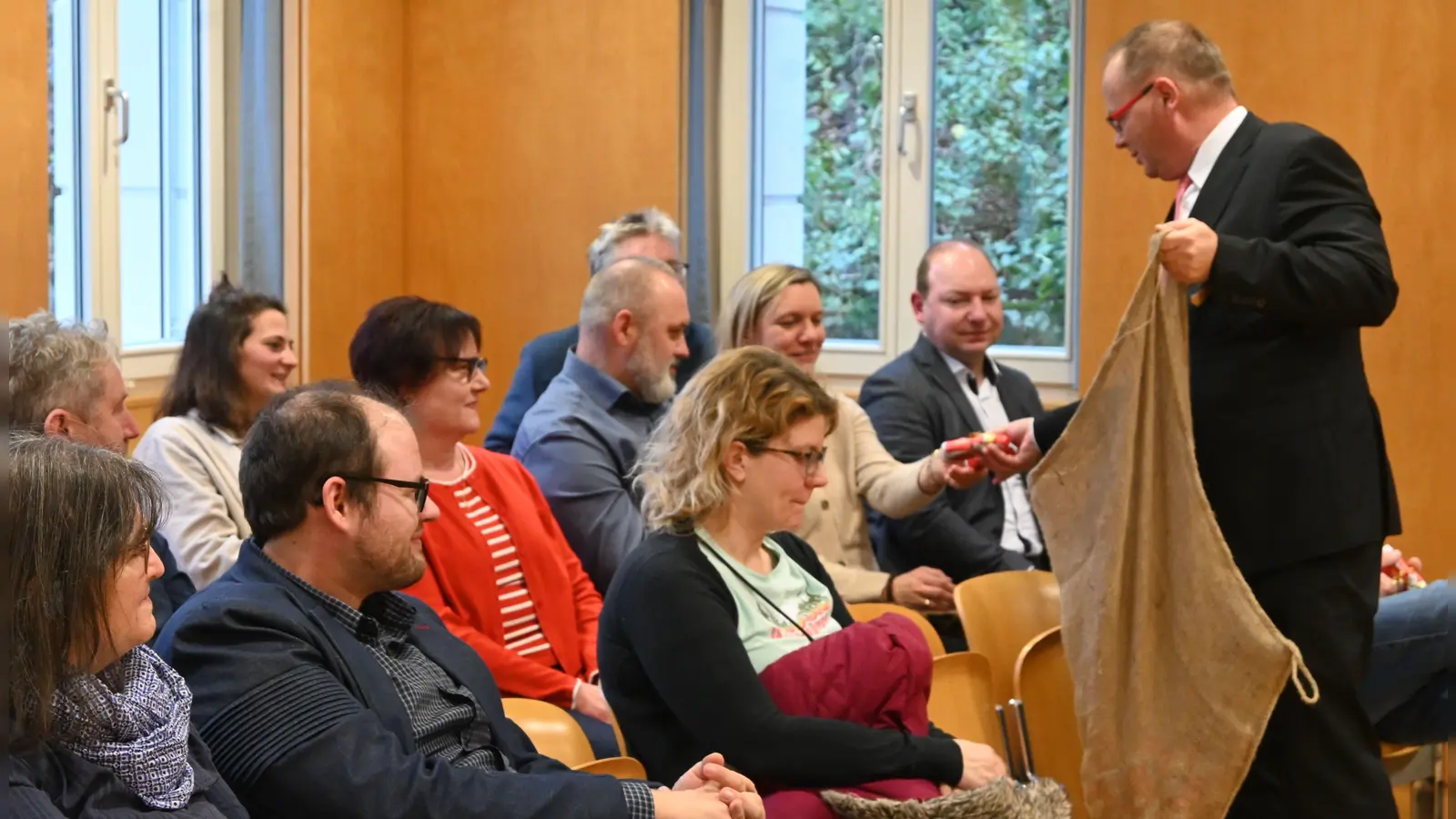 Für die Schöffen, die sich im Sitzungssaal eingefunden hatten, hatte Amtsgerichtsdirektor Friedrich Weitner (rechts) eine vorweihnachtliche Gabe mitgebracht. (Foto: Judith Marschall)