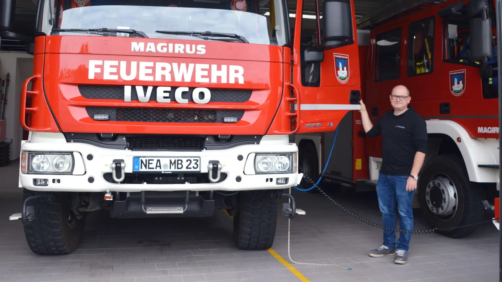 Kommandant Christoph Schorr in seiner dritten Heimat: dem Burghaslacher Feuerwehrhaus. (Foto: Johannes Zimmermann)